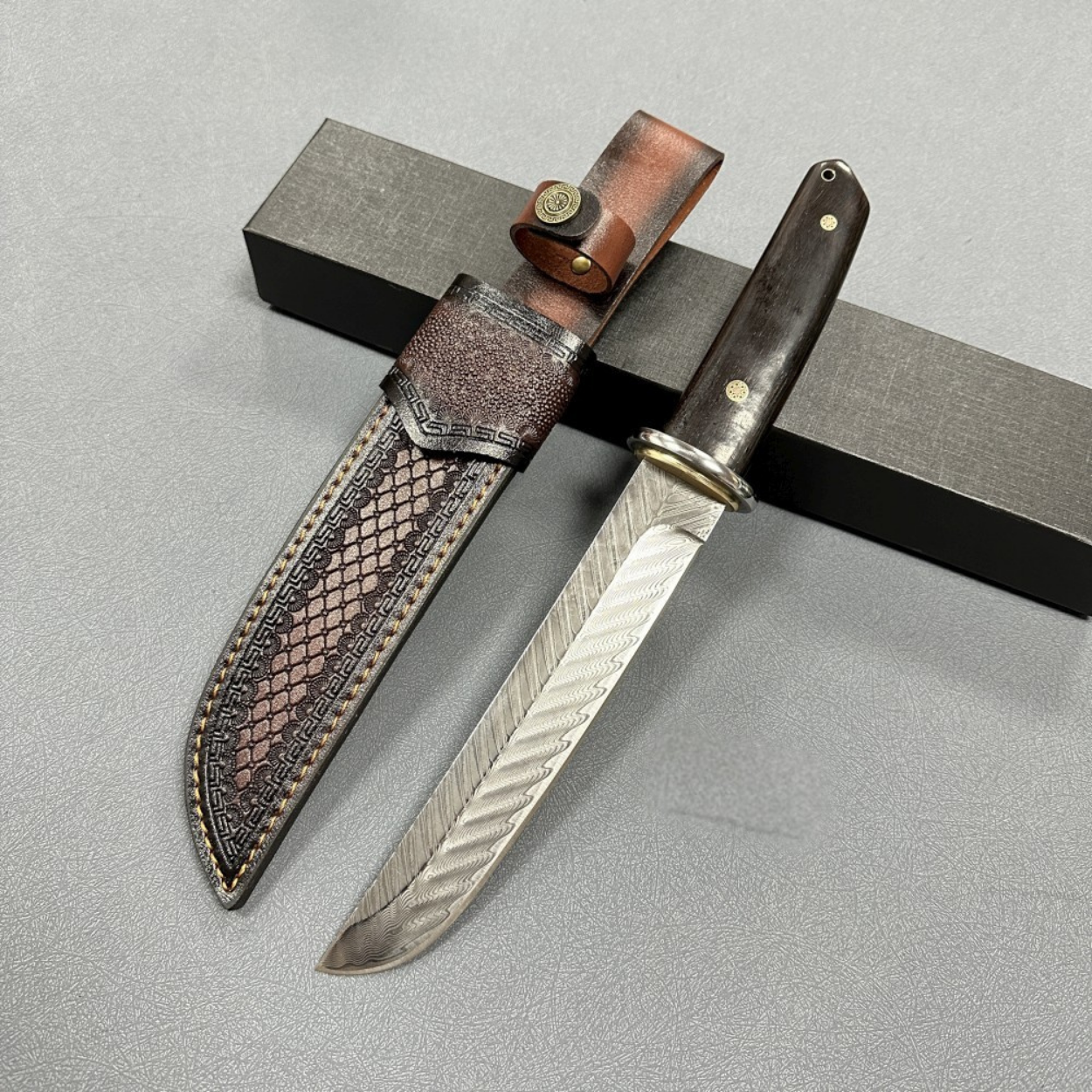Couteau de plein air damasquiné BR - 39486 - Marron
